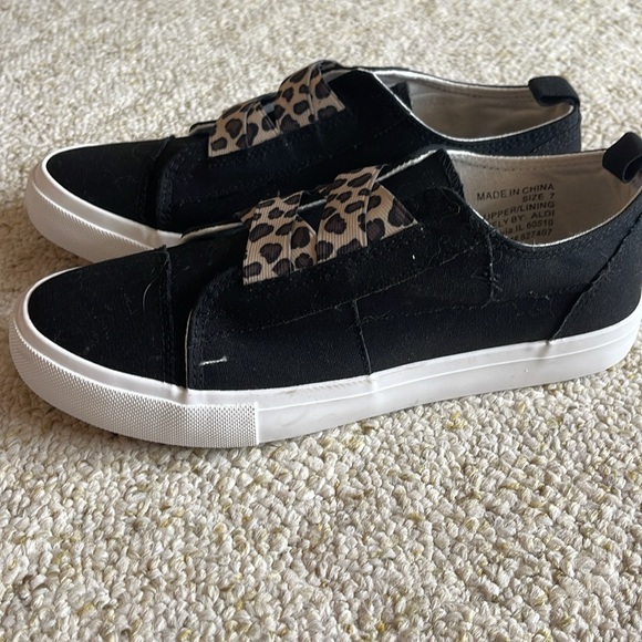 NWOT women’s casual shoes with memory foam sz 7 - Picture 2 of 6